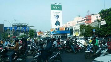 boef, west Java, Indonesië, mei 2 2023 - heel zwaar verkeer van auto's en motorfiets Bij een van de kruispunten van bogor stad gedurende een zonnig dag. foto