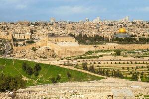 koepel van de rots en oud stad van Jeruzalem in Israël foto