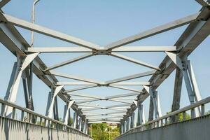 bouten en noten Aan metaal borden van staal structuur van zwaar plicht Rechtdoor dwarsbalk van kader en brug ondersteuning foto