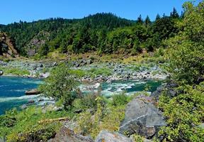 californië canyon zonneschijn klamath rivier in de buurt van orleans ca foto