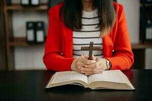 vrouw bidden Aan heilig Bijbel in de ochtend.vrouw hand- met Bijbel bidden. christen leven crisis gebed naar god. foto