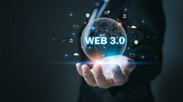 web 3.0 concept met zakenman in pak Aan helling achtergrond. technologie en web concept 3.0. technologie globaal netwerk. website internet ontwikkeling. foto