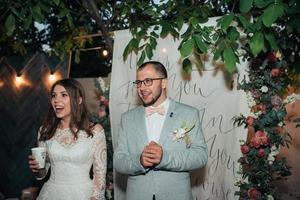 huwelijksfotografie van emoties van de bruid en bruidegom op verschillende locaties foto