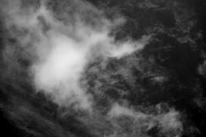 getextureerde wolk, abstract wit, geïsoleerd op zwarte achtergrond foto