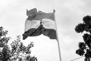 indiase vlag hoog op connaught plaats met trots in blauwe lucht, indiase vlag wapperen, indiase vlag op onafhankelijkheidsdag en republiek dag van india, tilt-up shot, wuivende indische vlag, har ghar tiranga foto