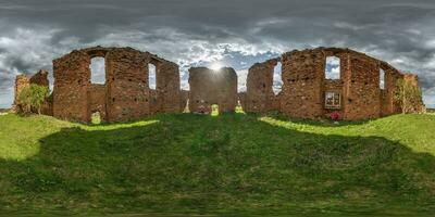 vol naadloos bolvormig hdri 360 panorama visie Bij Ingang naar geruïneerd kerk met steen muur in equirectangular projectie met zenit en nadir, klaar voor vr virtueel realiteit inhoud foto