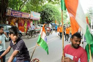 Delhi, Indië -15 aug 2022 - groot groep van mensen gedurende groot tiranga yatra georganiseerd net zo een deel van de azadi ka amrit mahotsav naar celeberate de 75 verjaardag van india's onafhankelijkheid, Indisch vlag maart foto