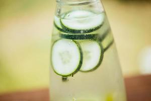 doordrenkt detoxwater met komkommer foto