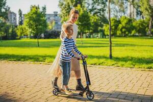 moeder en zoon spelen in de park foto