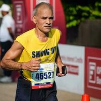 nieuw Delhi, Indië - oktober 16 2022 - vedanta Delhi voor de helft marathon ras na covid in welke marathon deelnemers over naar kruis de af hebben lijn, Delhi voor de helft marathon 2022 foto