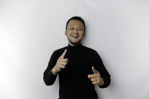 jong Aziatisch Mens vervelend zwart t-shirt presenteren een idee terwijl op zoek glimlachen Aan geïsoleerd wit achtergrond foto