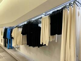 kleren hangen Aan een hanger. stijl en garderobe voor Dames. winkelen. foto