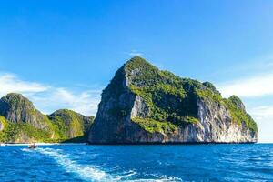 koh phi phi leh Thailand eiland strand lagune kalksteen rotsen. foto