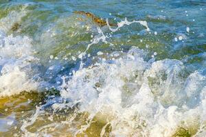 golven Bij tropisch strand caraïben zee Doorzichtig turkoois water Mexico. foto