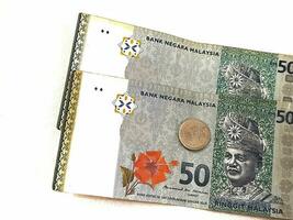 twee 50 ringgit notities, een munt van 10 cent ringgit. foto