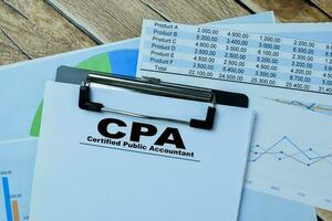 concept van cpa - gecertificeerd openbaar accountant schrijven Aan papierwerk geïsoleerd Aan houten tafel. foto