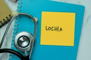 concept van lochia schrijven Aan kleverig aantekeningen met stethoscoop geïsoleerd Aan houten tafel. foto