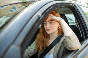 nerveus vrouw bestuurder zit Bij wiel, heeft bezorgd uitdrukking net zo bang naar rit auto door haarzelf voor eerste tijd. bang vrouw heeft auto ongeluk Aan weg. mensen, het rijden, problemen met vervoer foto