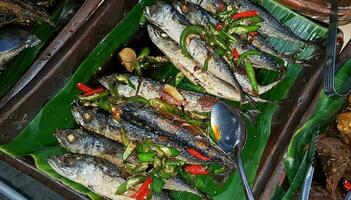 zeevruchten schotel geserveerd Aan de tafel en bord van bovenstaand met verschillend soort van schotel van gebakken vis barracuda, snapper, tonijn kaken, en ook mengen van tropisch groenten foto