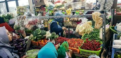 soerakarta, centraal Java, Indonesië, 02 juni 2023, kadipolo nat markt Aziatisch lokaal mensen kopen en verkopen hun dagelijks behoeften foto