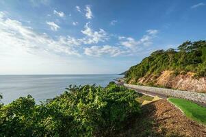 mooi zeegezicht visie met de berg Bij noen nangphaya gezichtspunt chanthaburi thailand.populair waterkant foto plek met een backdrop van de gebogen kust- weg