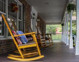 schommelstoelen opgesteld op lange veranda