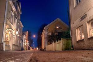 vadstena voetgangersstraat 's nachts. Zweden, december 2017 foto