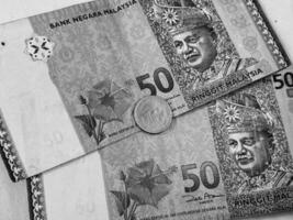 twee 50 ringgit notities, een munt van 10 cent ringgit. foto