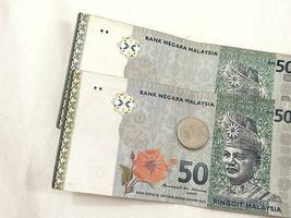 twee 50 ringgit notities, een munt van 10 cent ringgit. foto