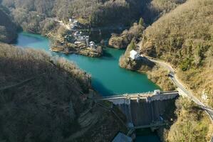 antenne visie van de dam en de stad- van isola de kerstman lucca Toscane Italië foto