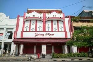 yogakarta, Indonesië - maart 20 2023 - gedoe merah op te slaan Bij malioboro langs de weg. gedoe merah is verkoop souvenirs voor toeristen foto