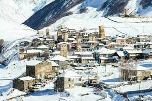 klein dorp in winter met Kaukasus berg. ushguli beroemd mijlpaal in svaneti Georgië is een van de hoogste nederzettingen in Europa. foto