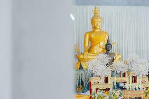 Boeddha standbeeld in Thais tempel, dichtbij omhoog van foto vesak dag, makabuja dag, asalha puja dag