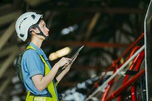 Dames in fabriek ingenieur werken gebruik makend van tablet computer foto