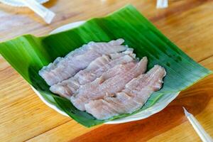 filet forel vis in schotel Aan tafel foto