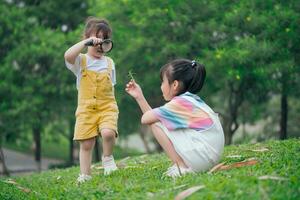 foto van jong Aziatisch baby meisje spelen Bij park