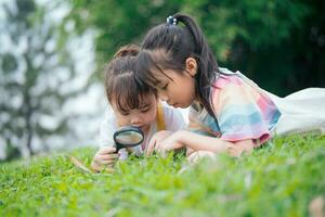 foto van jong Aziatisch baby meisje spelen Bij park
