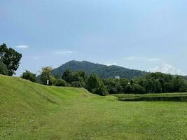 Taman tasik millennium Maleisië . natuurlijk heuvels tuin meer samen foto