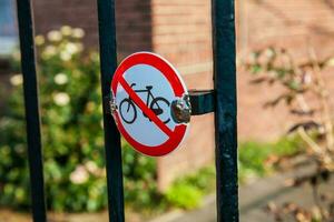 Doen niet slot fietsen hier teken Bij een hek Bij de museum plein in Amsterdam foto