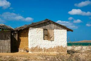 traditioneel Adobe huis De volgende naar de zee onder blauw lucht in la guajira woestijn in Colombia foto