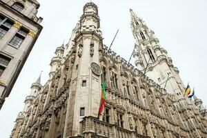 facade van de historisch Brussel stad- hal gebouw gelegen Aan de beroemd groots plaats gebouwd in de 15e eeuw foto