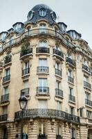 facade van de antiek gebouwen Bij danton straat in Parijs Frankrijk foto