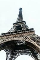 de beroemd tour eiffel Bij de einde van winter foto