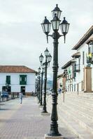 mooi straten en huizen in de omgeving van bolivar plein in tunja stad foto