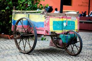 tradicional houten wagon in Cartagena de india's foto