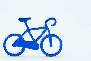 blauw speelgoed- fiets geïsoleerd Aan wit achtergrond. wielersport concept. ontwerp element. foto