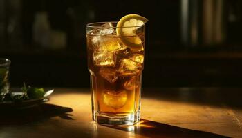 verfrissend whisky cocktail Aan houten bar tafel gegenereerd door ai foto