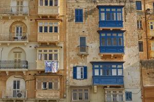 typische en traditionele kleurrijke architectuur en huizen in Valletta in Malta foto