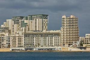 woon- en winkelgebied aan de kust van Valletta in Malta