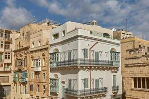 traditionele kleurrijke en moderne architectuur en huizen in Valletta in Malta